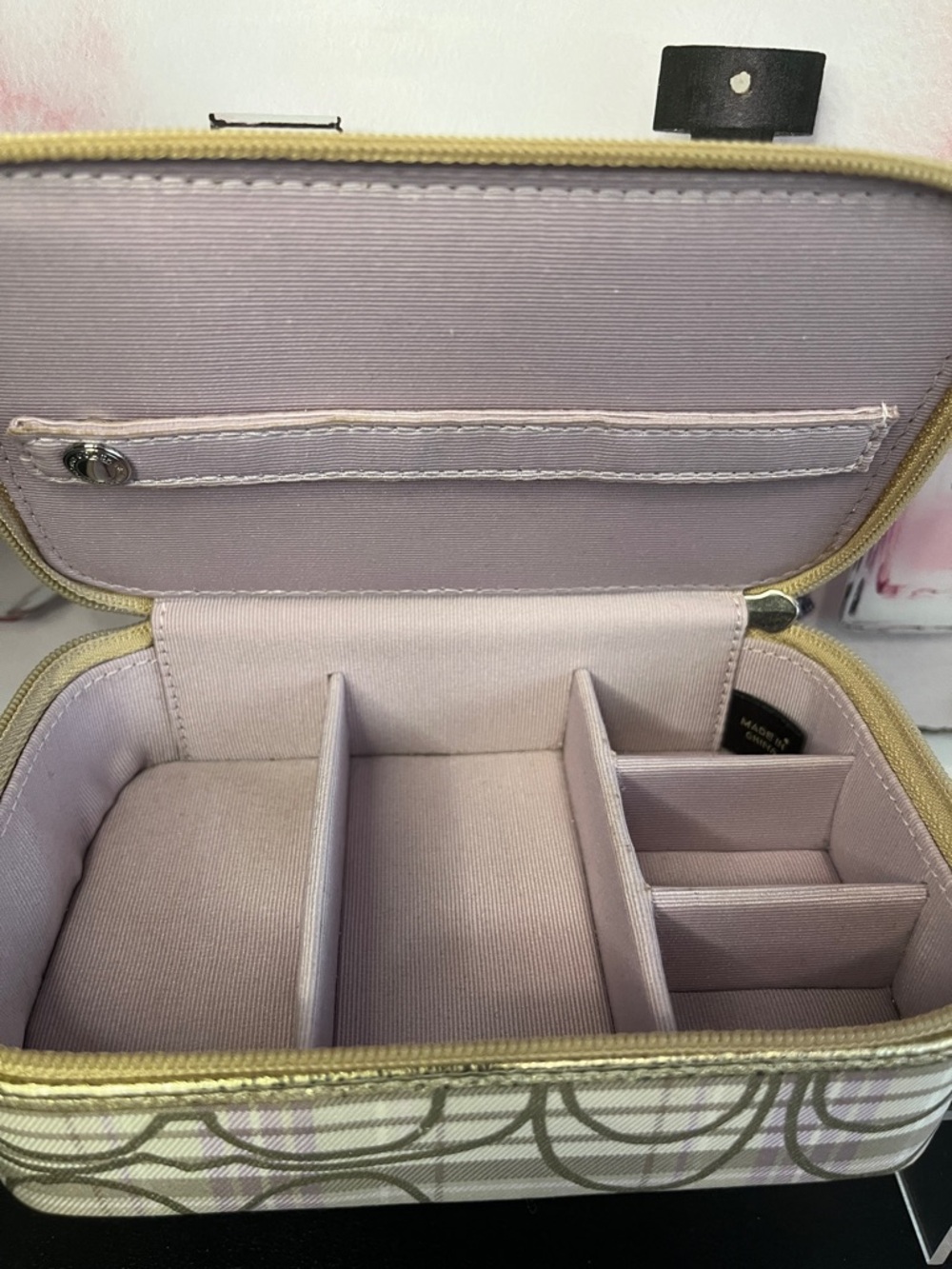 Coach lilac and beige w/gold detailsPatterned Travel Jewelry Case EUC✨ - Picture 3 of 6